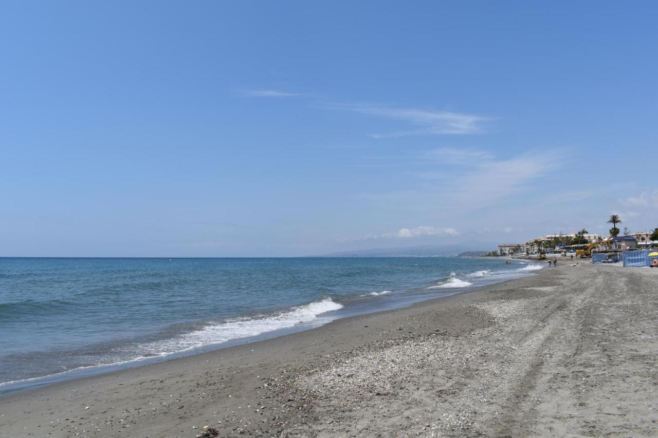 Fantastic Studio - Beachfront Apartment Torrox Bagian luar foto