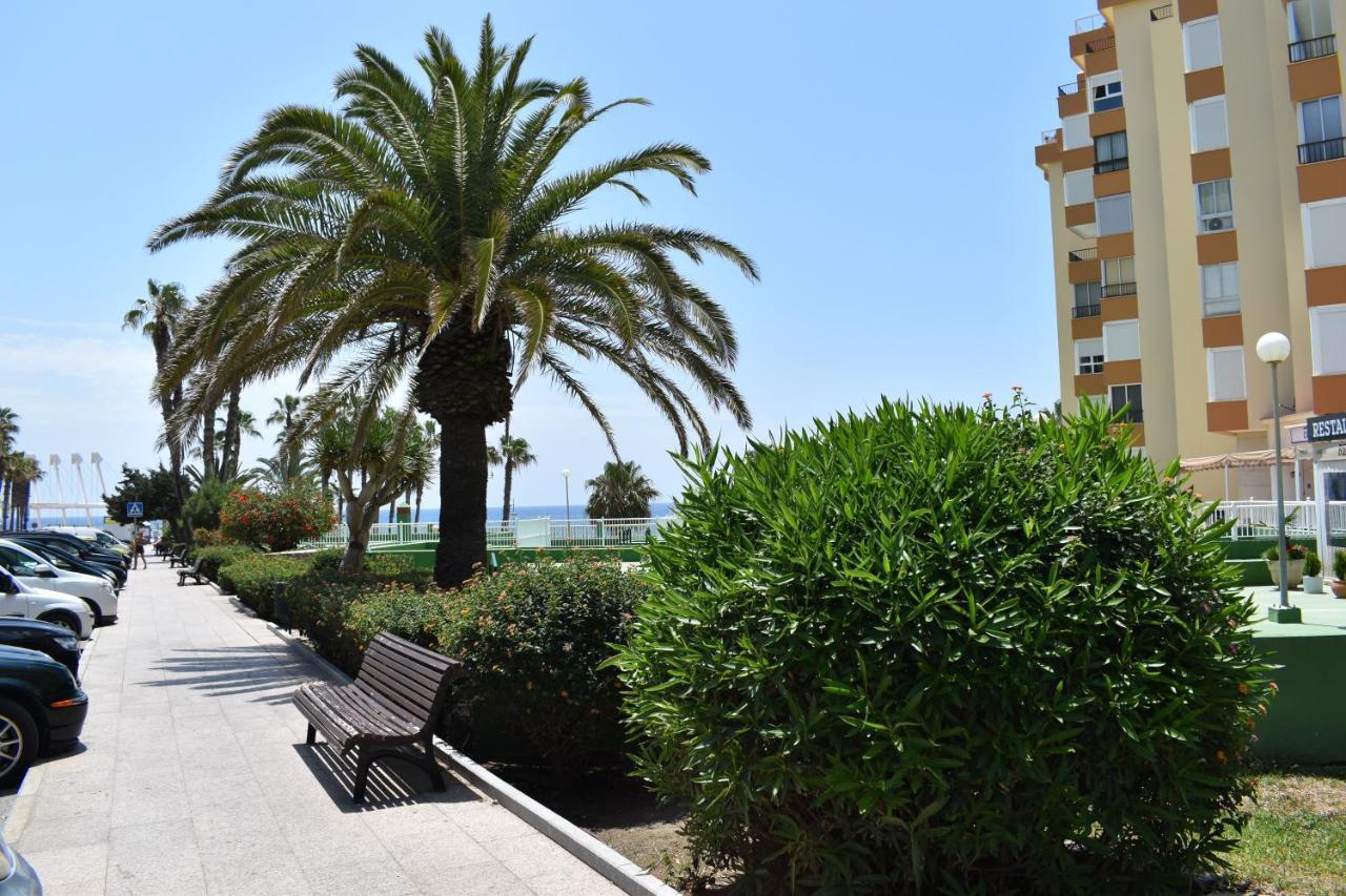 Fantastic Studio - Beachfront Apartment Torrox Bagian luar foto