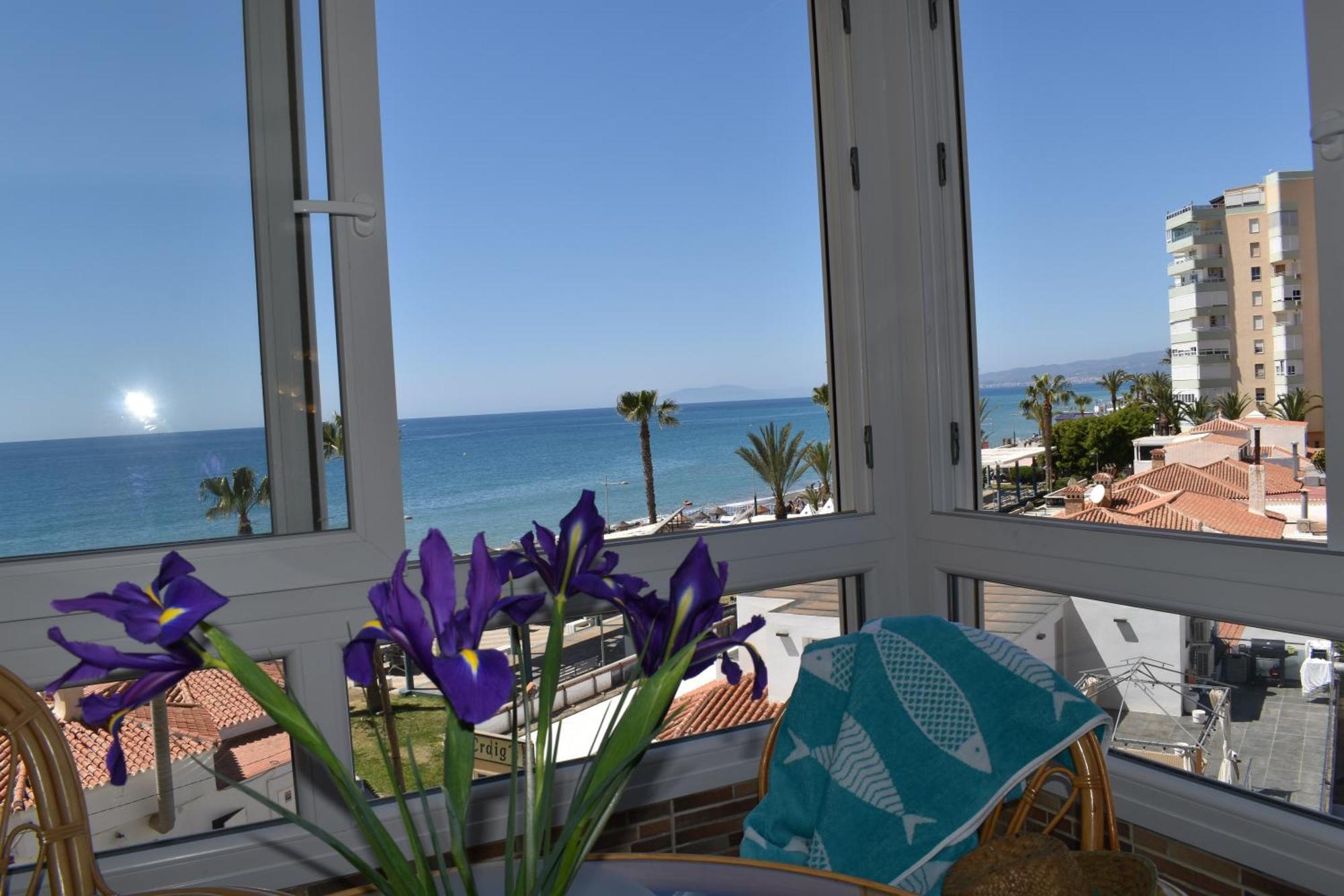 Fantastic Studio - Beachfront Apartment Torrox Bagian luar foto
