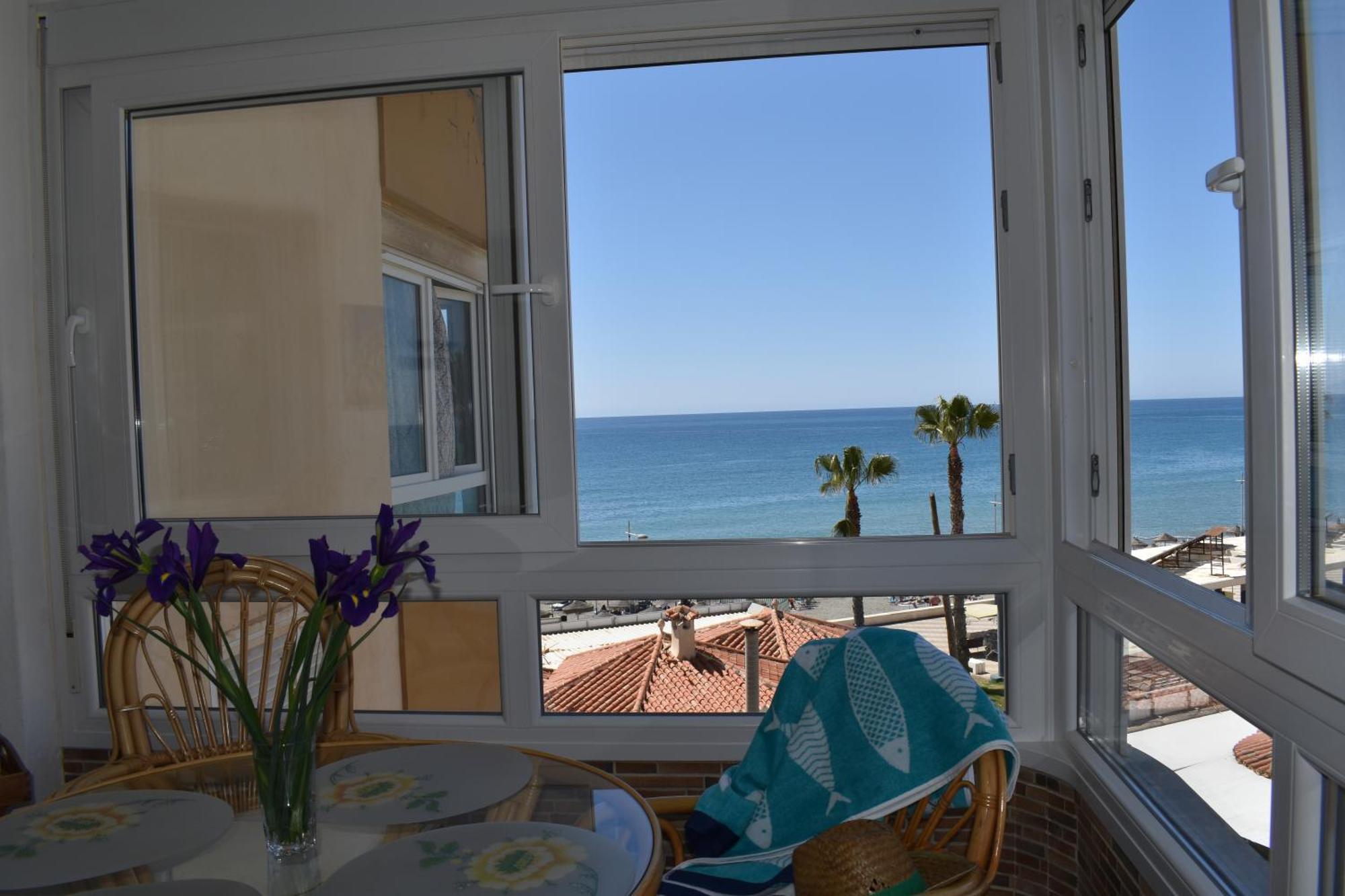 Fantastic Studio - Beachfront Apartment Torrox Bagian luar foto