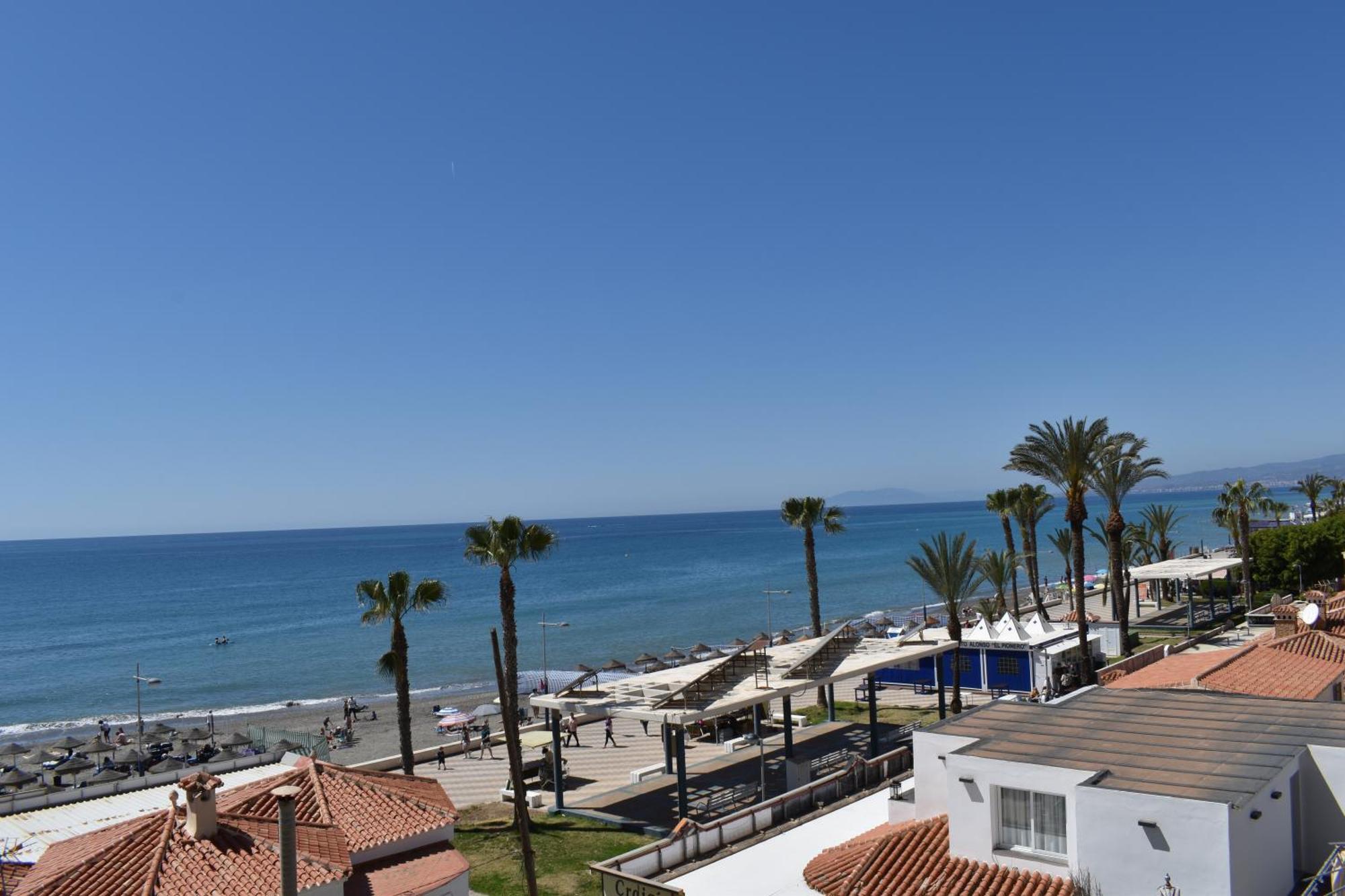Fantastic Studio - Beachfront Apartment Torrox Bagian luar foto