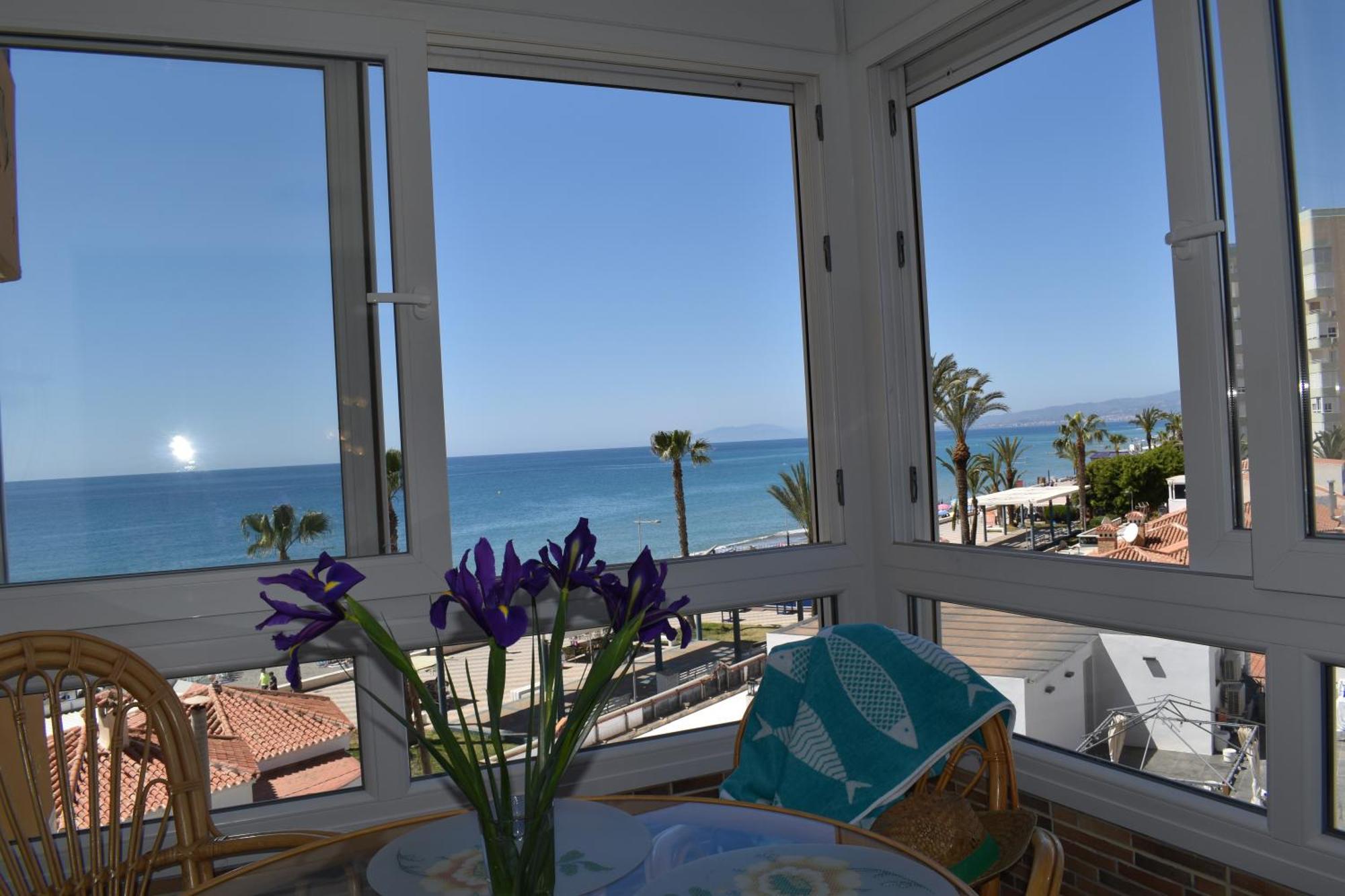 Fantastic Studio - Beachfront Apartment Torrox Bagian luar foto