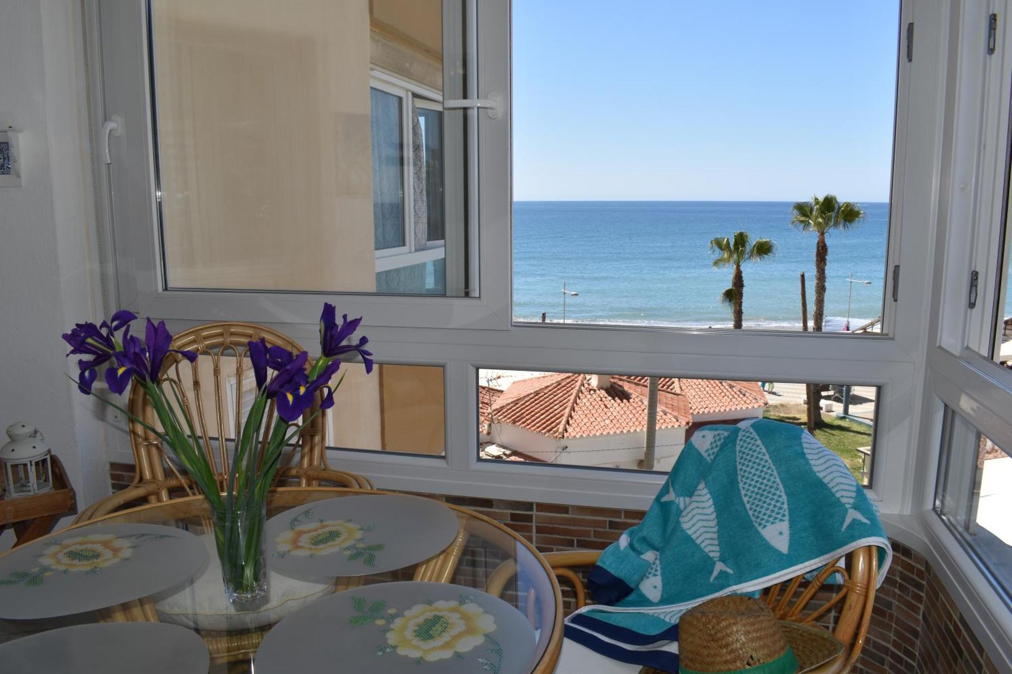 Fantastic Studio - Beachfront Apartment Torrox Bagian luar foto