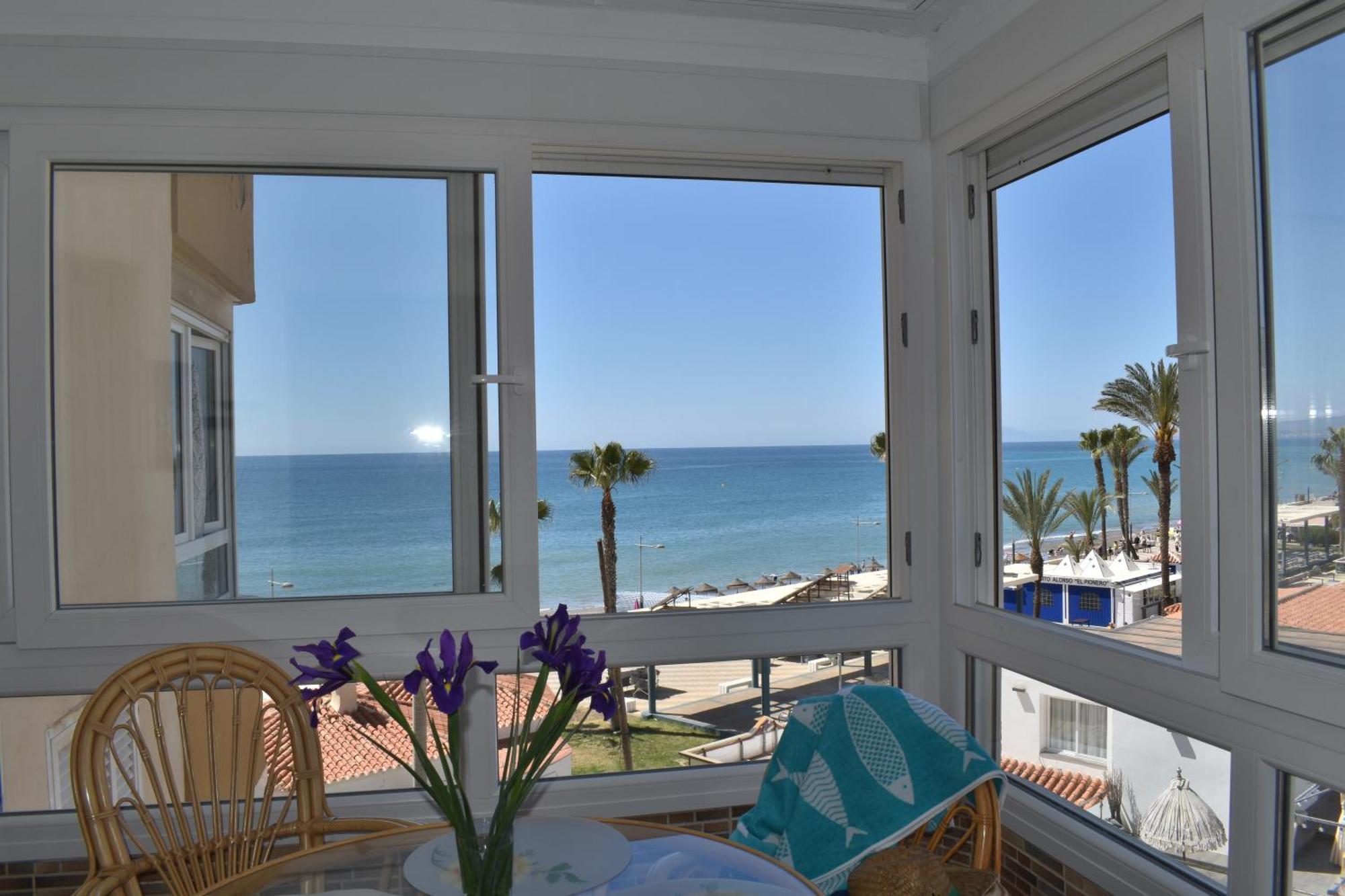 Fantastic Studio - Beachfront Apartment Torrox Bagian luar foto