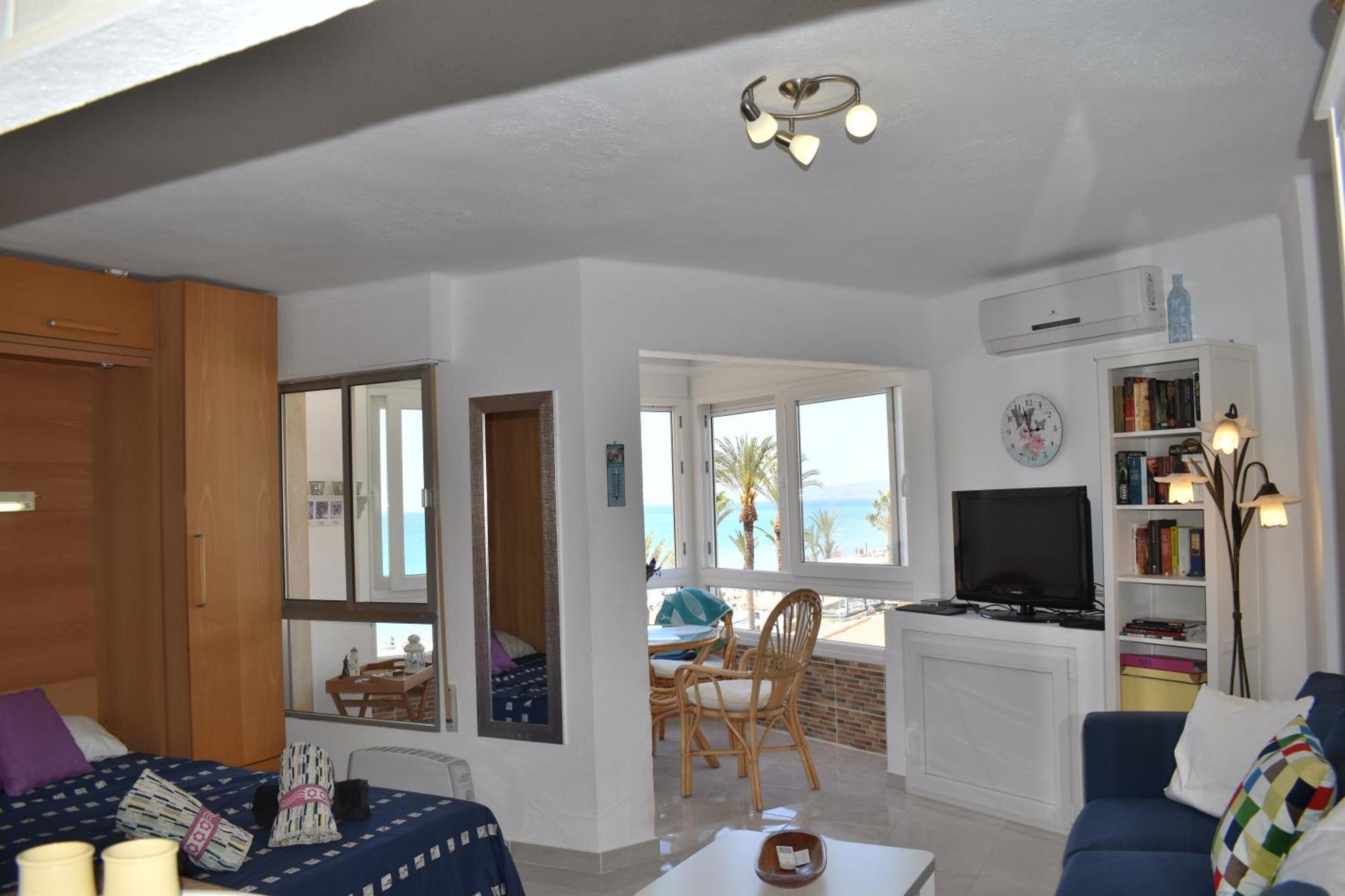 Fantastic Studio - Beachfront Apartment Torrox Bagian luar foto